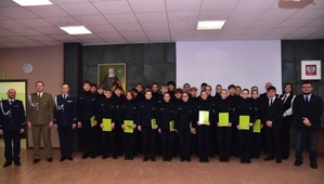 osoby pozują do pamiątkowego zdjęcia