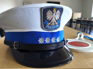 policyjna czapka