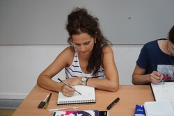 Zdjęcia przedstawiają warsztaty graficzne dla nauczycieli i dla uczniów zrealizowane w pracowniach Wydziału Sztuk Pięknych w Toruniu. Przedstawiają prace najpierw nad szkicami, następnie nad finalnymi pracami wykonanymi w dużym formacie. Plakaty są o tematyce profilaktycznej, są mniej lub bardziej abstrakcyjne. Młodzież jest w wieku 13-18 lat.