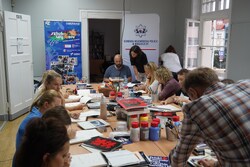 Zdjęcia przedstawiają warsztaty graficzne dla nauczycieli i dla uczniów zrealizowane w pracowniach Wydziału Sztuk Pięknych w Toruniu. Przedstawiają prace najpierw nad szkicami, następnie nad finalnymi pracami wykonanymi w dużym formacie. Plakaty są o tematyce profilaktycznej, są mniej lub bardziej abstrakcyjne. Młodzież jest w wieku 13-18 lat.
