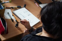 Zdjęcia przedstawiają warsztaty graficzne dla nauczycieli i dla uczniów zrealizowane w pracowniach Wydziału Sztuk Pięknych w Toruniu. Przedstawiają prace najpierw nad szkicami, następnie nad finalnymi pracami wykonanymi w dużym formacie. Plakaty są o tematyce profilaktycznej, są mniej lub bardziej abstrakcyjne. Młodzież jest w wieku 13-18 lat.