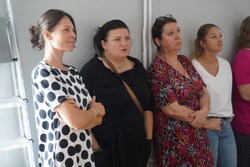 Zdjęcia przedstawiają warsztaty graficzne dla nauczycieli i dla uczniów zrealizowane w pracowniach Wydziału Sztuk Pięknych w Toruniu. Przedstawiają prace najpierw nad szkicami, następnie nad finalnymi pracami wykonanymi w dużym formacie. Plakaty są o tematyce profilaktycznej, są mniej lub bardziej abstrakcyjne. Młodzież jest w wieku 13-18 lat.
