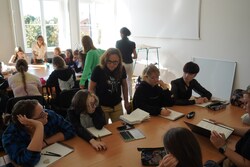 Zdjęcia przedstawiają warsztaty graficzne dla nauczycieli i dla uczniów zrealizowane w pracowniach Wydziału Sztuk Pięknych w Toruniu. Przedstawiają prace najpierw nad szkicami, następnie nad finalnymi pracami wykonanymi w dużym formacie. Plakaty są o tematyce profilaktycznej, są mniej lub bardziej abstrakcyjne. Młodzież jest w wieku 13-18 lat.