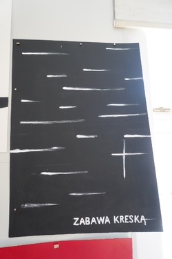 Zdjęcia przedstawiają warsztaty graficzne dla nauczycieli i dla uczniów zrealizowane w pracowniach Wydziału Sztuk Pięknych w Toruniu. Przedstawiają prace najpierw nad szkicami, następnie nad finalnymi pracami wykonanymi w dużym formacie. Plakaty są o tematyce profilaktycznej, są mniej lub bardziej abstrakcyjne. Młodzież jest w wieku 13-18 lat.