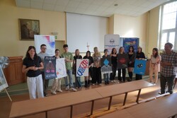 Zdjęcia przedstawiają warsztaty graficzne dla nauczycieli i dla uczniów zrealizowane w pracowniach Wydziału Sztuk Pięknych w Toruniu. Przedstawiają prace najpierw nad szkicami, następnie nad finalnymi pracami wykonanymi w dużym formacie. Plakaty są o tematyce profilaktycznej, są mniej lub bardziej abstrakcyjne. Młodzież jest w wieku 13-18 lat.