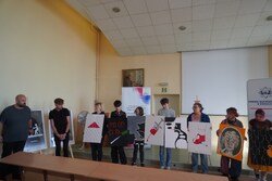 Zdjęcia przedstawiają warsztaty graficzne dla nauczycieli i dla uczniów zrealizowane w pracowniach Wydziału Sztuk Pięknych w Toruniu. Przedstawiają prace najpierw nad szkicami, następnie nad finalnymi pracami wykonanymi w dużym formacie. Plakaty są o tematyce profilaktycznej, są mniej lub bardziej abstrakcyjne. Młodzież jest w wieku 13-18 lat.