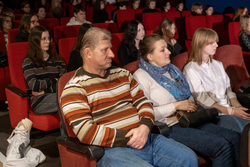Uczestnicy konkursu oglądający film. Plik JPG.