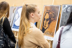 Zdjęcia z gali programu Sztuka Wyboru pokazującego policjantów i przedstawicieli Urzedu Marszałkowskiego Województwa Kujawsko-Pomorskiego, uczniów otrzymujących nagrody oraz oglądających wystawione race.
