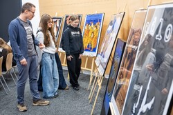 Zdjęcia z gali programu Sztuka Wyboru pokazującego policjantów i przedstawicieli Urzedu Marszałkowskiego Województwa Kujawsko-Pomorskiego, uczniów otrzymujących nagrody oraz oglądających wystawione race.