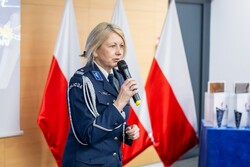Zdjęcia z gali programu Sztuka Wyboru pokazującego policjantów i przedstawicieli Urzedu Marszałkowskiego Województwa Kujawsko-Pomorskiego, uczniów otrzymujących nagrody oraz oglądających wystawione race.