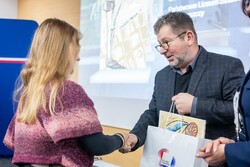 Zdjęcia z gali programu Sztuka Wyboru pokazującego policjantów i przedstawicieli Urzedu Marszałkowskiego Województwa Kujawsko-Pomorskiego, uczniów otrzymujących nagrody oraz oglądających wystawione race.