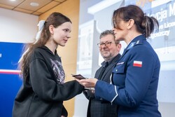 Zdjęcia z gali programu Sztuka Wyboru pokazującego policjantów i przedstawicieli Urzedu Marszałkowskiego Województwa Kujawsko-Pomorskiego, uczniów otrzymujących nagrody oraz oglądających wystawione race.
