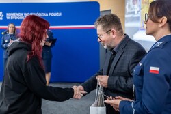 Zdjęcia z gali programu Sztuka Wyboru pokazującego policjantów i przedstawicieli Urzedu Marszałkowskiego Województwa Kujawsko-Pomorskiego, uczniów otrzymujących nagrody oraz oglądających wystawione race.