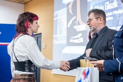 Zdjęcia z gali programu Sztuka Wyboru pokazującego policjantów i przedstawicieli Urzedu Marszałkowskiego Województwa Kujawsko-Pomorskiego, uczniów otrzymujących nagrody oraz oglądających wystawione race.