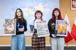 Zdjęcia z gali programu Sztuka Wyboru pokazującego policjantów i przedstawicieli Urzedu Marszałkowskiego Województwa Kujawsko-Pomorskiego, uczniów otrzymujących nagrody oraz oglądających wystawione race.