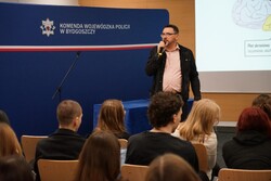 Zdjęcia z gali programu Sztuka Wyboru pokazującego policjantów i przedstawicieli Urzedu Marszałkowskiego Województwa Kujawsko-Pomorskiego, uczniów otrzymujących nagrody oraz oglądających wystawione race.