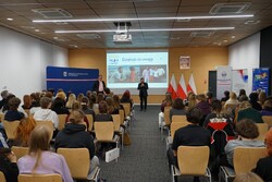 Zdjęcia z gali programu Sztuka Wyboru pokazującego policjantów i przedstawicieli Urzedu Marszałkowskiego Województwa Kujawsko-Pomorskiego, uczniów otrzymujących nagrody oraz oglądających wystawione race.
